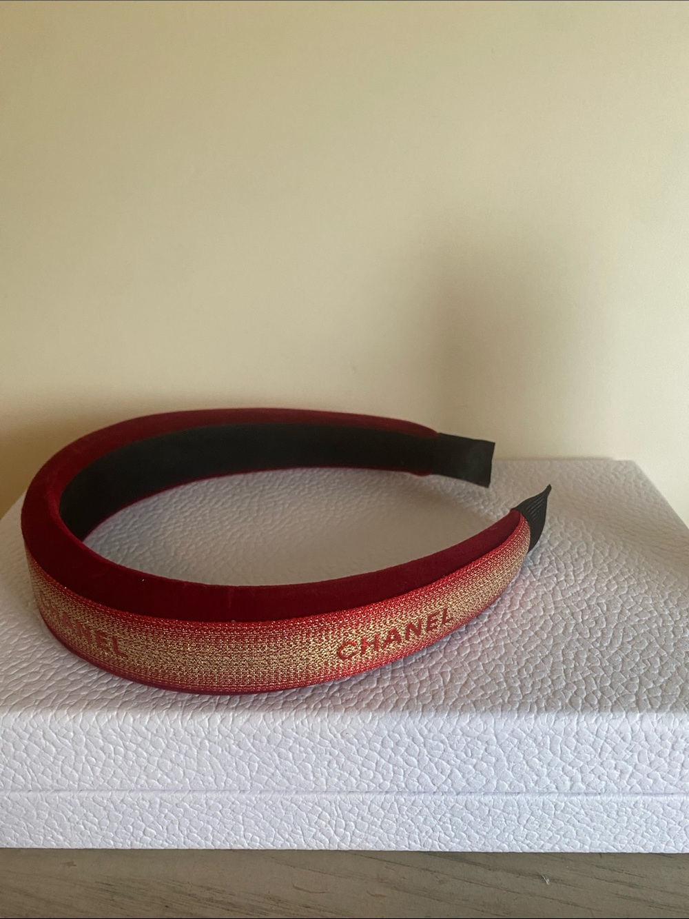 CHANEL Red Ribbon - Picture 4 of 11